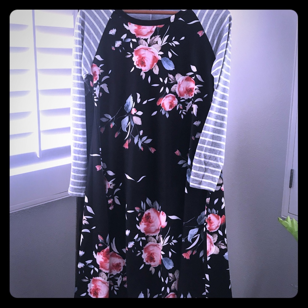 Adorable knee length dress.